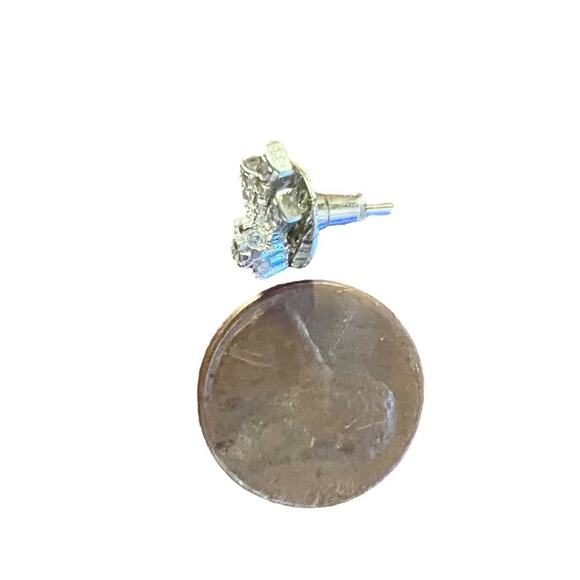 Small Vintage Earrings Starburst or Bow Shaped - Picture 7 of 7